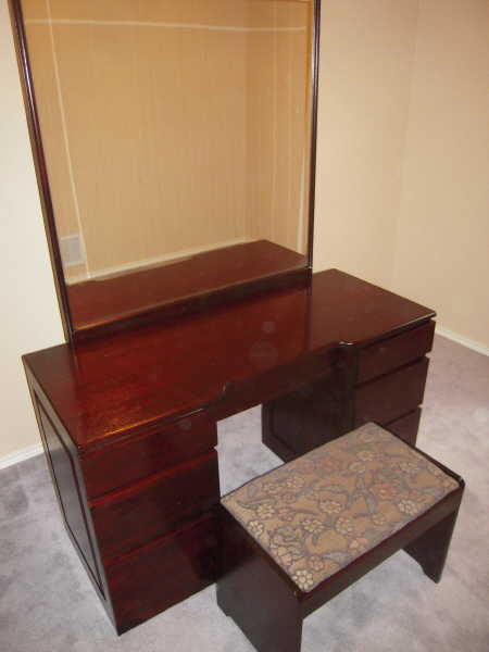 picture of vanity dresser